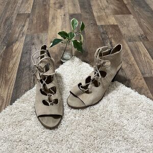 Steve Madden Size 10 B Beige Suede Leather Upper Lace Up Nilunda Heels